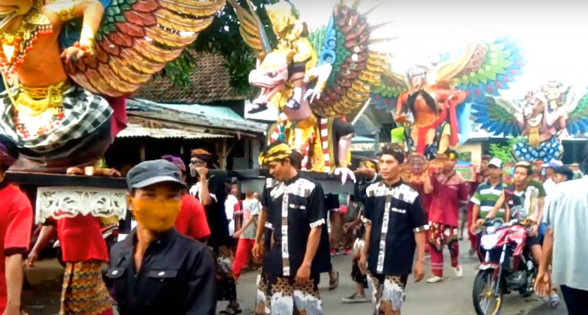 Warga Desa Benelanlor Nguri-Uri Tradisi Arak-arakan Khitan