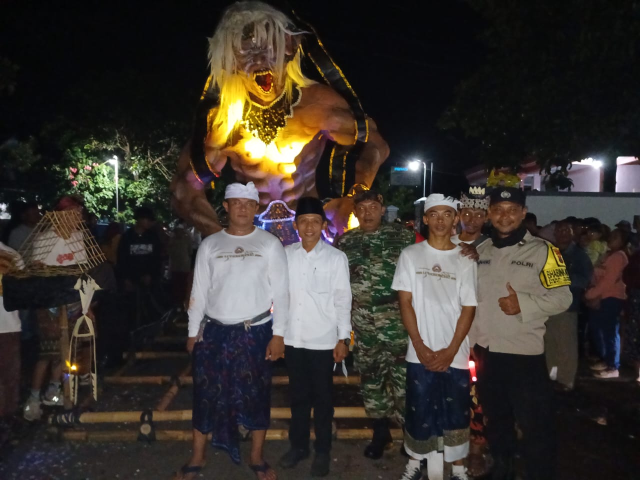 Kades Kaligondo Bersama Forpimka Genteng Kawal Pawai Ogoh-ogoh