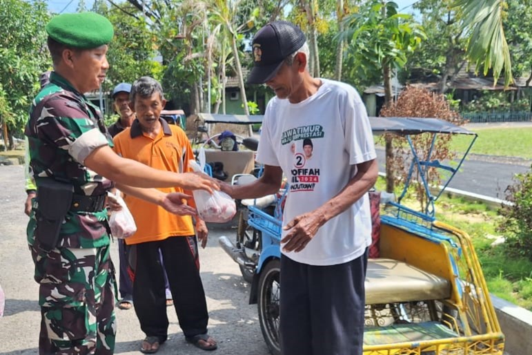 Kodim 0812 Lamongan Bagikan 500 Paket Daging Qurban ke Warga Sekitar