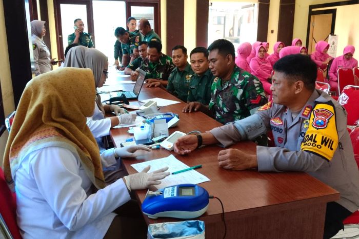 Kodim 0812 Lamongan Ikuti Donor Darah HUT Bhayangkara