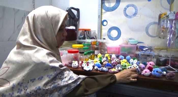 Ibu Rumah Tangga di Jember Sukses Bisnis Boneka Rajut