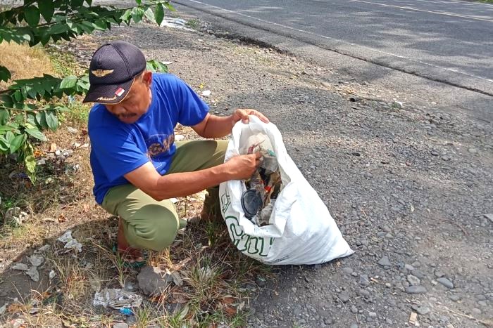 Kerja Bakti Dipinggir Sepanjang Jalan Raya Desa Dadapan