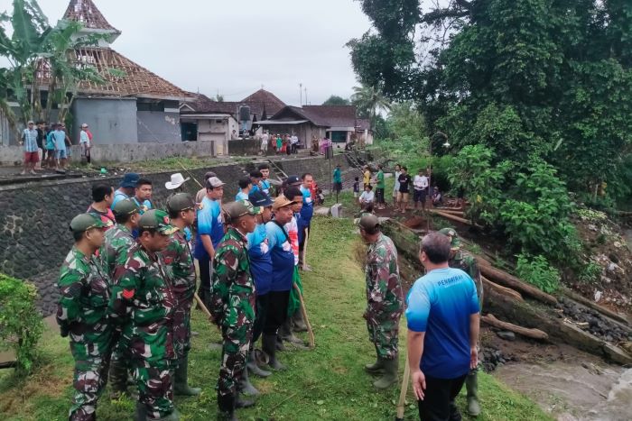 Koramil Babat dan Warga Gelar Karya Bakti Cegah Banjir