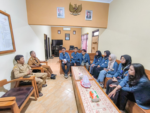 Kades Sumbermulyo Sambut Tim KKN UNAIR 2025