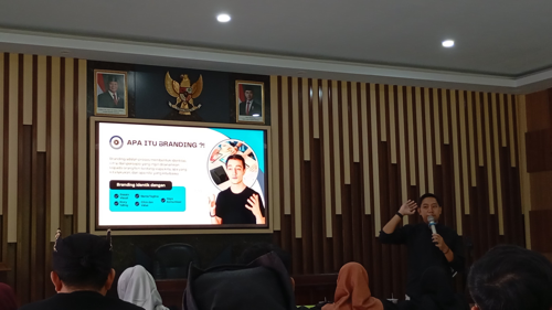 Perangkat Desa Pendarungan Ikuti Pelatihan Konten Kreator oleh DPMD Kabupaten Banyuwangi