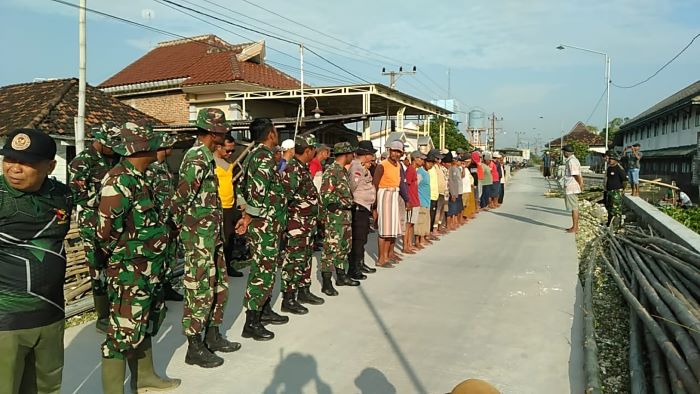 Sinergi TNI-Polri dan Warga Turi Bendung Sungai untuk Irigasi