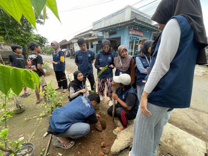 Mahasiswa KKN 161 UINSA Surabaya Laksanakan Program Pembuatan Biopori di Desa Kelir