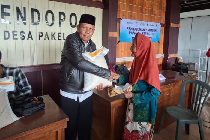 Pembagian Bantuan Pangan Periode Bulan Juni-Juli di Desa Pakel