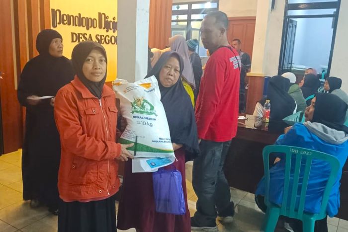 703 KPM Desa Segobang Terima Bantuan Pangan CBP