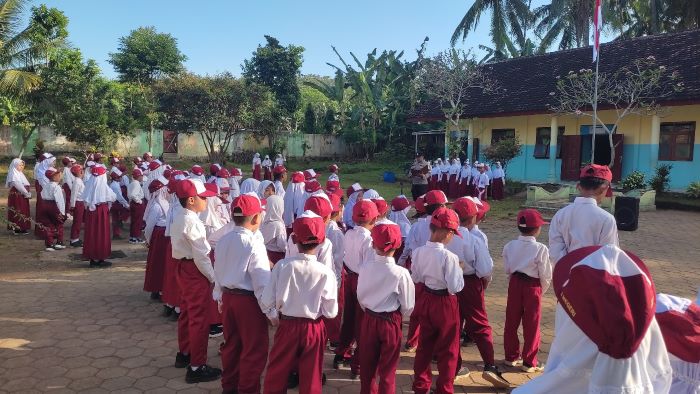 Jelang TdBI, Bhabinkamtibmas Tambong Beri Arahan ke Murid-Murid SDN Tambong