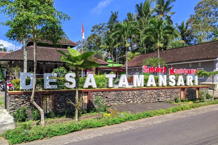 Kulit Ari Kopi Tak Lagi Terbuang: KKN UNEJ Kenalkan Pupuk Kompos Organik di Desa Tamansari