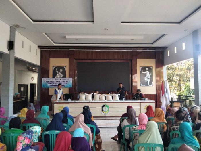 413 KPM Desa Karangbendo Terima Bapang Beras Bulog