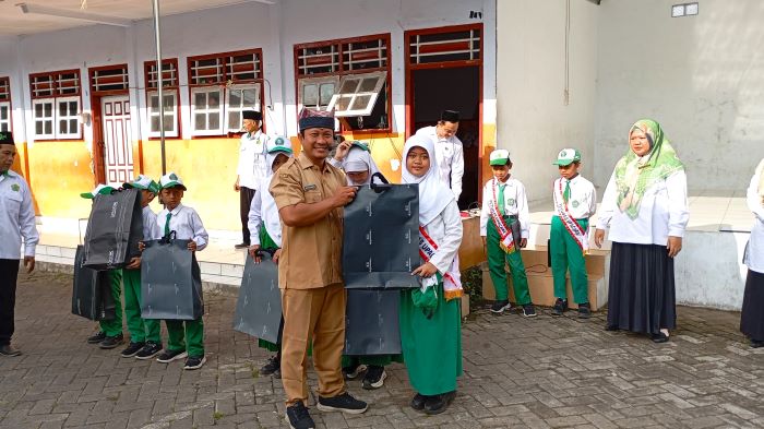 Serahkan Hadiah untuk Siswa Berprestasi, Kades Adi jadi Pembina Upacara di MI Mambaul Huda