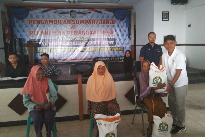 Kades Kaligondo secara Simbolis Berikan Bapang Kepada 773 KPM