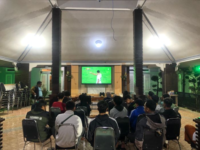 Mahasiswa KKN UNEJ bersama Karang Taruna Warnai Malam dengan Nobar Timnas di Balai Desa Tamansari
