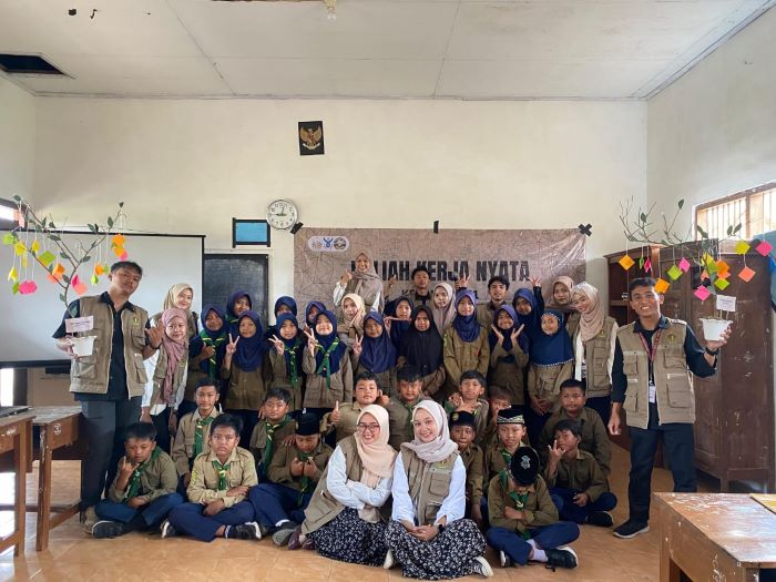 Mahasiswa KKN-PPM 21 Sumberasri Hadirkan "Kelas Literasi Ceria dan Pohon Impian", di SD Muhammadiyah 15 Sumberasri