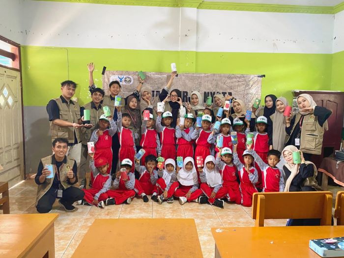 KKN-PPM UNIIB Gelar Program "Gemar Menabung Sejak Dini" untuk Siswa MI NU 1 Sumberasri