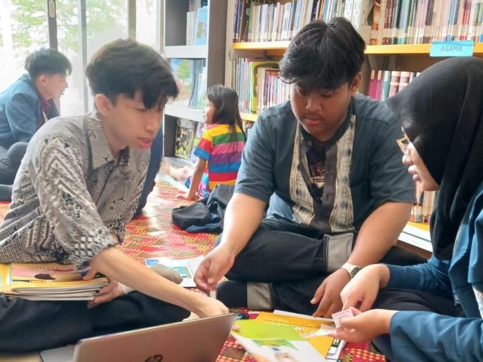 Mahasiswa KKN-BBK 6 UNAIR Gagas Revitalisasi Perpustakaan Melalui Optimalisasi Pengelolaan Digital