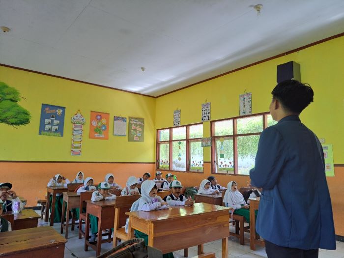 Gandeng Stakeholder Pendidikan Dasar, Mahasiswa KKN-BBK 6 UNAIR Terintegrasi  Wujudkan Perkembangan Literasi Holistik