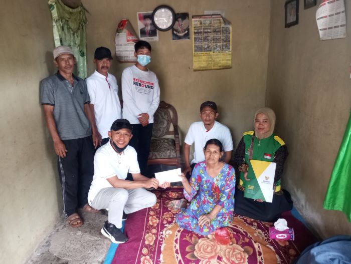 Penyerahan Bantuan dari BAZNAS oleh Kades Kaligondo kepada Warga Dusun Kaliwadung RT 21 RW 6
