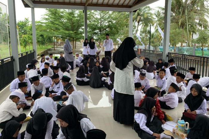 Jumat Literasi, Guru SDN Tambong Manfaatkan dan Perkenalkan Perpusdes Tambong