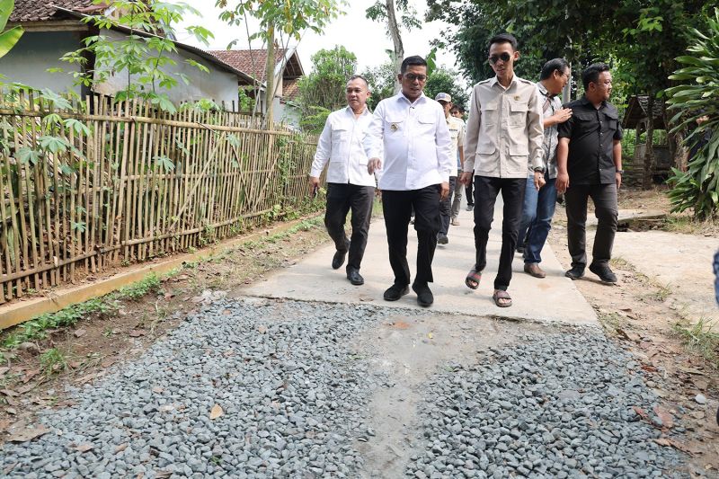 Gubernur Banten Minta Warga Rawat Jalan Desa Hasil Program Bang Andra
