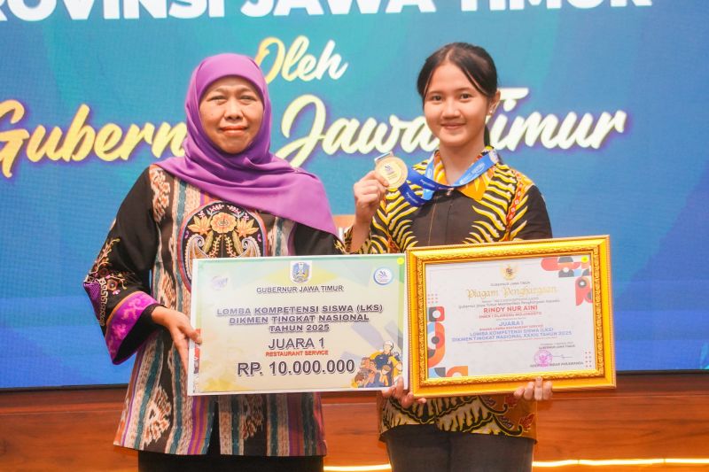 Khofifah Beri Bonus Kontingen Jatim Juara Umum LKS Dikmen XXXIII