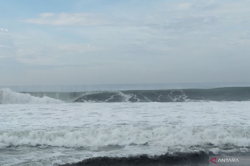 BBMKG Terbitkan Peringatan Dini Gelombang Laut Enam Meter di Bali