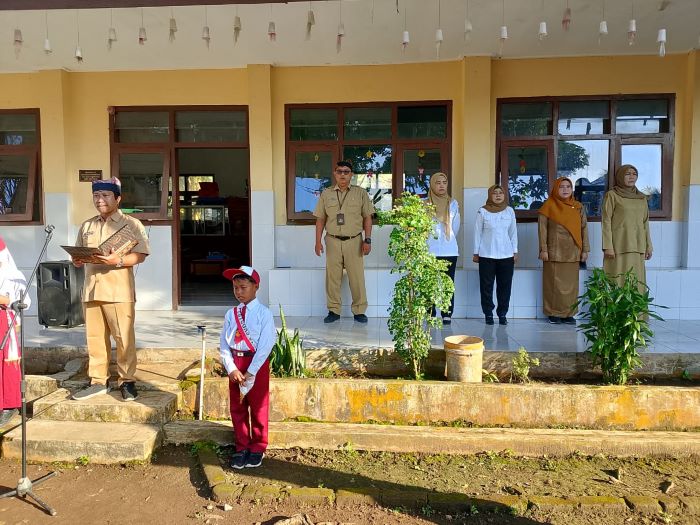 Kades Adi Purwanto Beri Reward untuk Siswa Berprestasi di SDN 3 Pendarungan