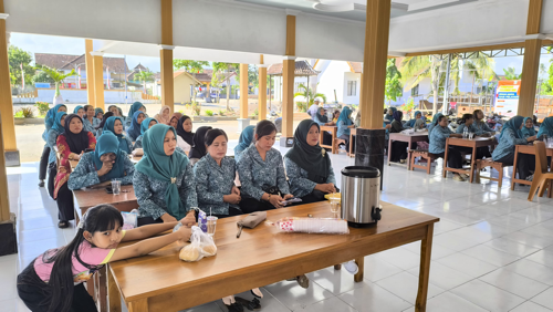 Pertemuan Rutin PKK Desa Sumbermulyo Bahas Manfaat Teh Hitam untuk Mencegah Penyakit Degeneratif