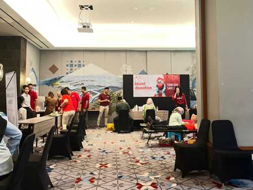 Kades Dadapan bersama Perangkatnya Ikuti Kegiatan Donor Darah di Kokoon Hotel Banyuwangi