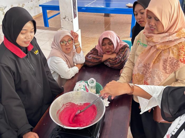 Mahasiswa KKN UMM Ajak Kader PKK Desa Sumberasri Bikin Saos Buah Naga