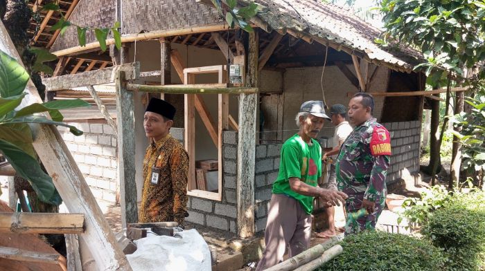 Kades Kaligondo Dampingi Babinsa Berikan Bantuan Bedah Rumah kepada Warganya