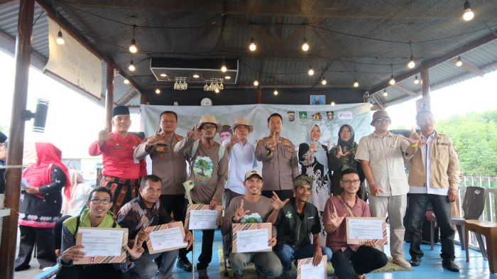 Green Policing Desa Wisata Bukit Batu Bengkalis : Tanam Mangrove, Talkshow dan Penghargaan