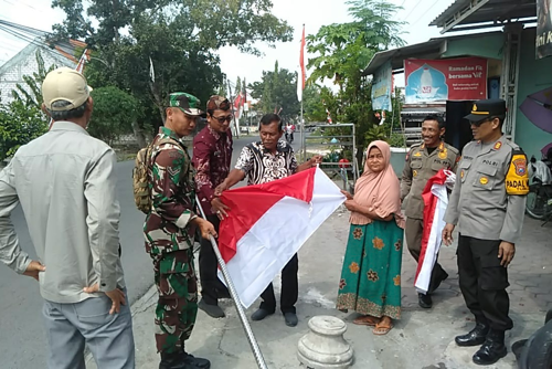Tingkatkan Nasionalisme, Babinsa 0812/03 dan Muspika Kecamatan Turi Bagikan Bendera Merah Putih