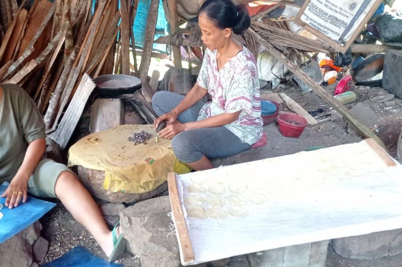 Perajin Emping Melinjo Mampu Putus Kemiskinan di Pelosok Lebak
