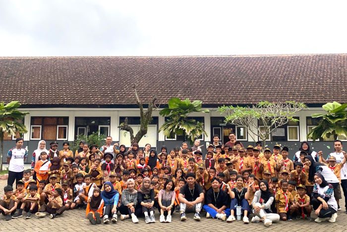 Senam Bersama dan Edukasi Penguraian Sampah, Mahasiswa KKN UNEJ Menggelar Kegiatan di SDN 2 Tamansari