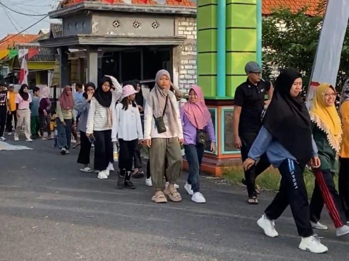 Jalan Sehat Remaja Dusun Gapuk Desa Sidobinangun Meriahkan HUT Ke-80 RI