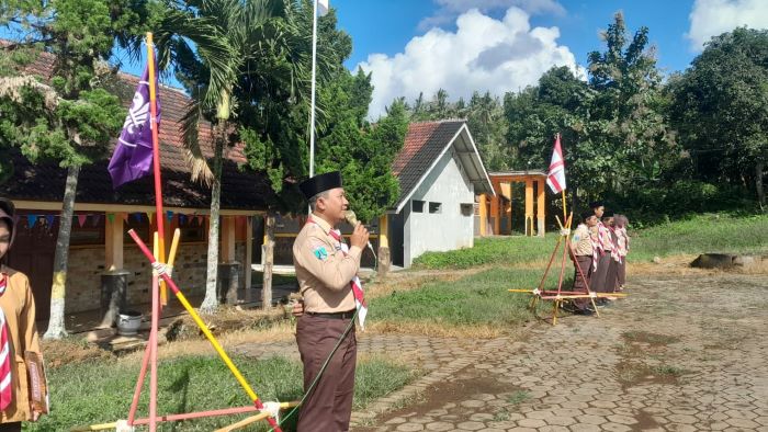 Kades Adi Menjadi Pembina Upacara Hari Jadi Pramuka ke-64 di MTs SA Alawiyah