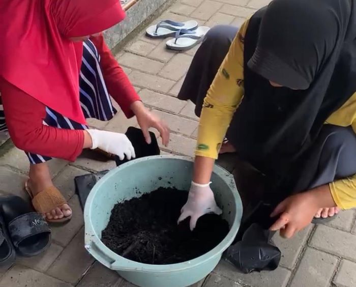 Mahasiswi MMD UB Replikasi Pemanfaatan Pekarangan Demi Ketahanan Pangan Keluarga