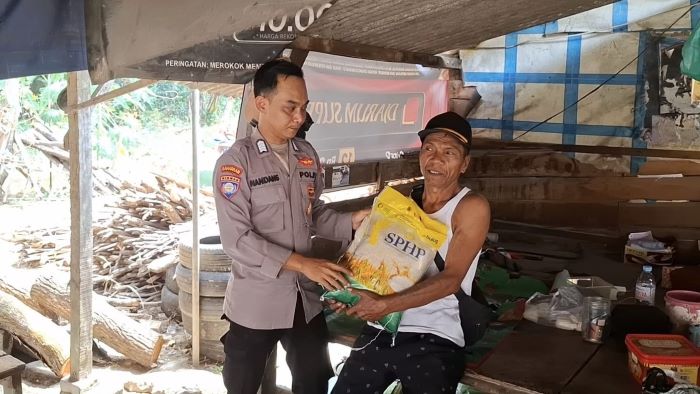 Gerakan Pangan Murah Polri, Polsek Sambeng Salurkan Beras Murah di Desa Pataan
