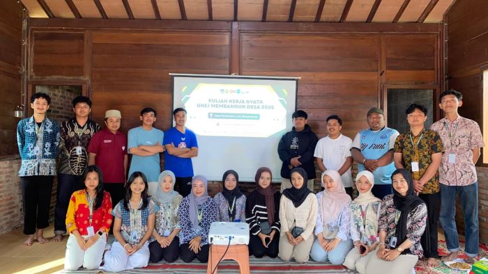Mahasiswa KKN UNEJ Tamansari Gelar Demonstrasi Pemanfaatan Limbah Kopi Jadi Pupuk Organik