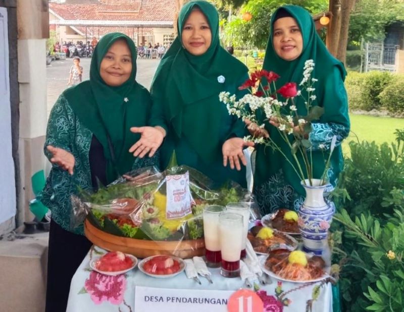 PKK Desa Pendarungan Ikuti Lomba Tumpeng Kemerdekaan di Kecamatan Kabat