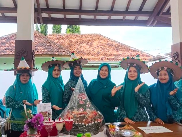 PKK Desa Benelanlor Menjuarai Lomba Tumpeng antar Desa Sekecamatan Kabat