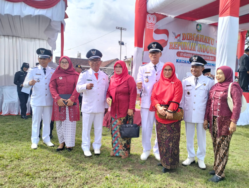 Kades Kaligondo bersama Kades se-Kecamatan Genteng Ikuti Upacara HUT RI ke-80