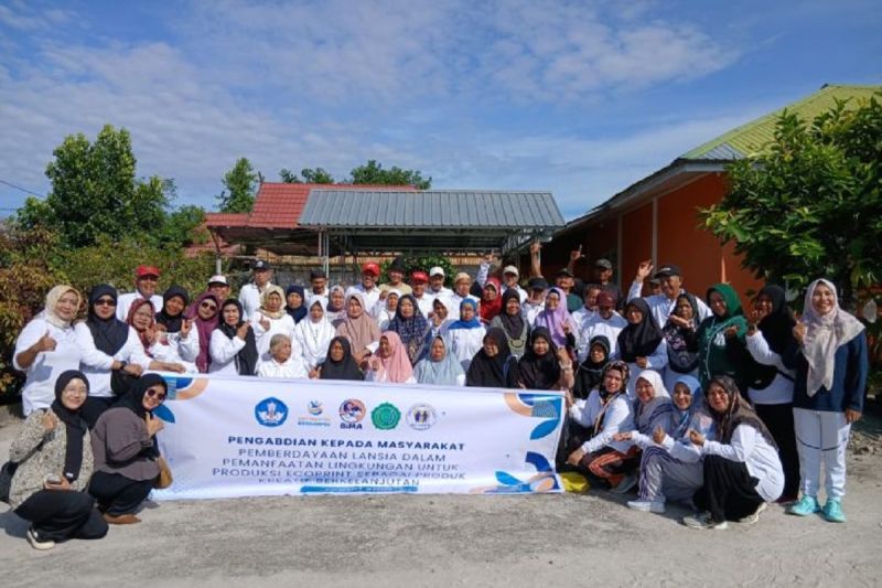 Tim Akademisi UMPR Latih Lansia di Palangka Raya Kerajinan "Ecoprint"