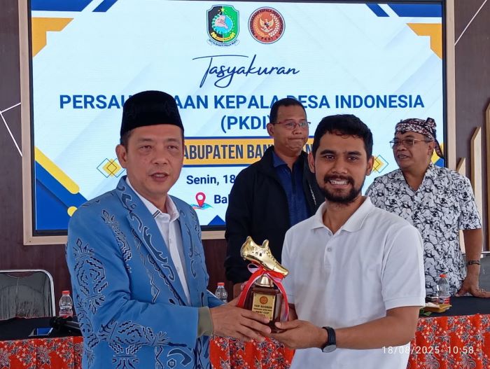 Penyerahan Gelar Top Skor dalam Ajang PKDI Cup oleh Ketua Askab PSSI Banyuwangi