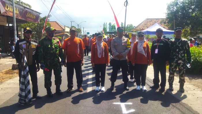 Lomba Gerak Jalan Tingkat Pelajar dan Umum di Desa Kedunggebang