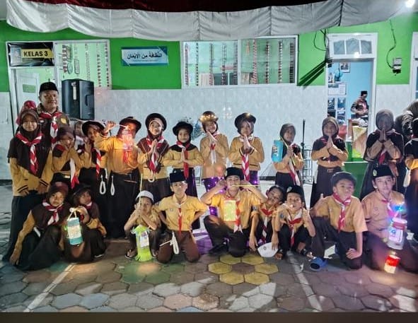 Kades Jajuli  Saksikan Pawai Lampion dan Sepeda Hias MI 2 Desa Dadapan