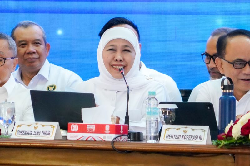 Khofifah Instruksikan Kepala Daerah di Jatim Pantau Distribusi Beras